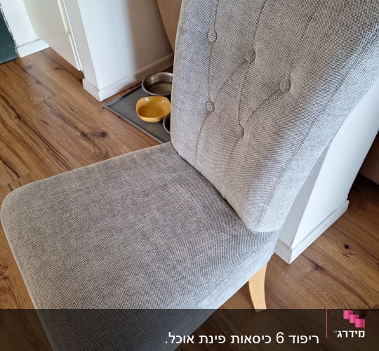 כיסא מרופד בבד אפור עם כפתורים